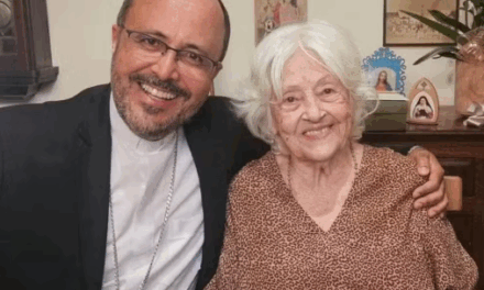 Diocese de Divinópolis entrega bênção papal a Adélia Prado em homenagem aos seus 90 anos