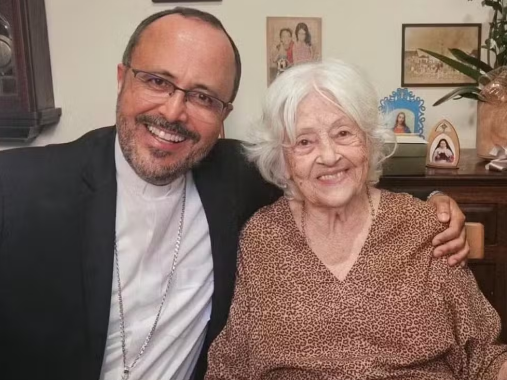 Diocese de Divinópolis entrega bênção papal a Adélia Prado em homenagem aos seus 90 anos