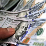 Dólar recua a R$ 5,44 com expectativa de corte de juros nos EUA