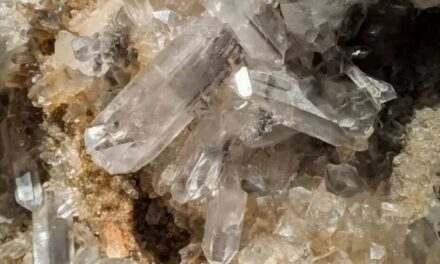 Novo mineral é capaz de produzir tanta energia que promete revolucionar a energia solar no Brasil