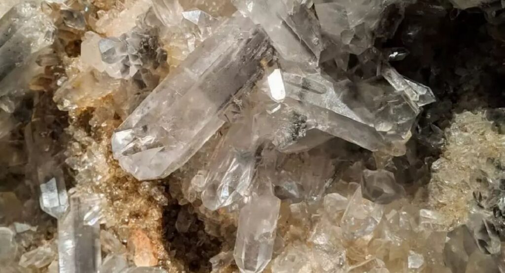 Novo mineral é capaz de produzir tanta energia que promete revolucionar a energia solar no Brasil