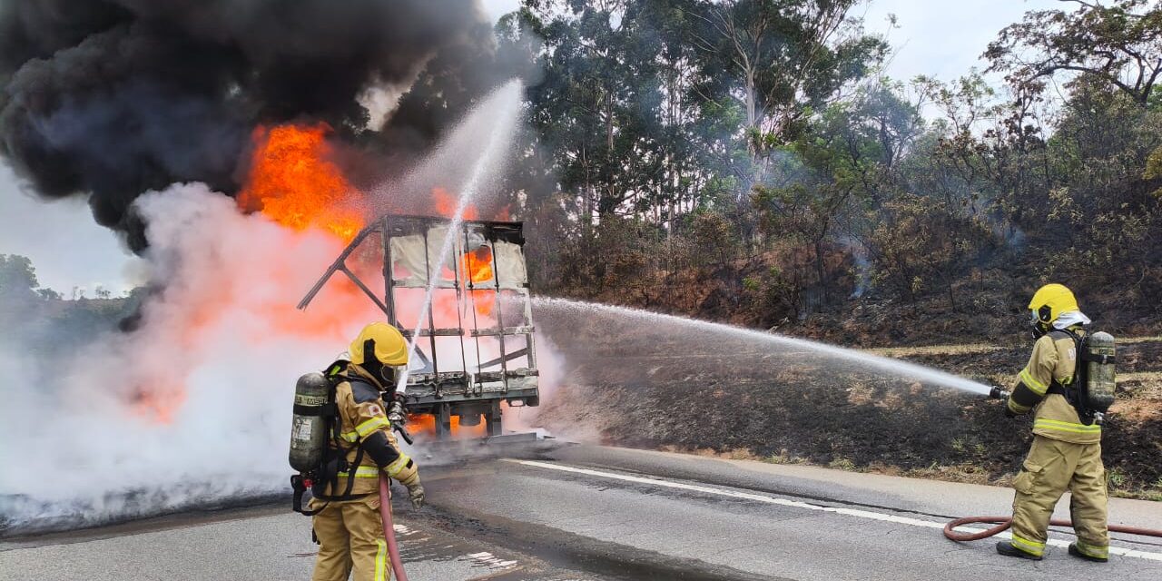 Corpo de Bombeiros usa 10 mil litros de água para apagar fogo em caminhão na BR-381