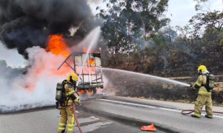Corpo de Bombeiros usa 10 mil litros de água para apagar fogo em caminhão na BR-381