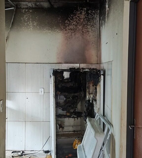 Sobrecarga elétrica em geladeira provoca incêndio em residência de Campo Belo