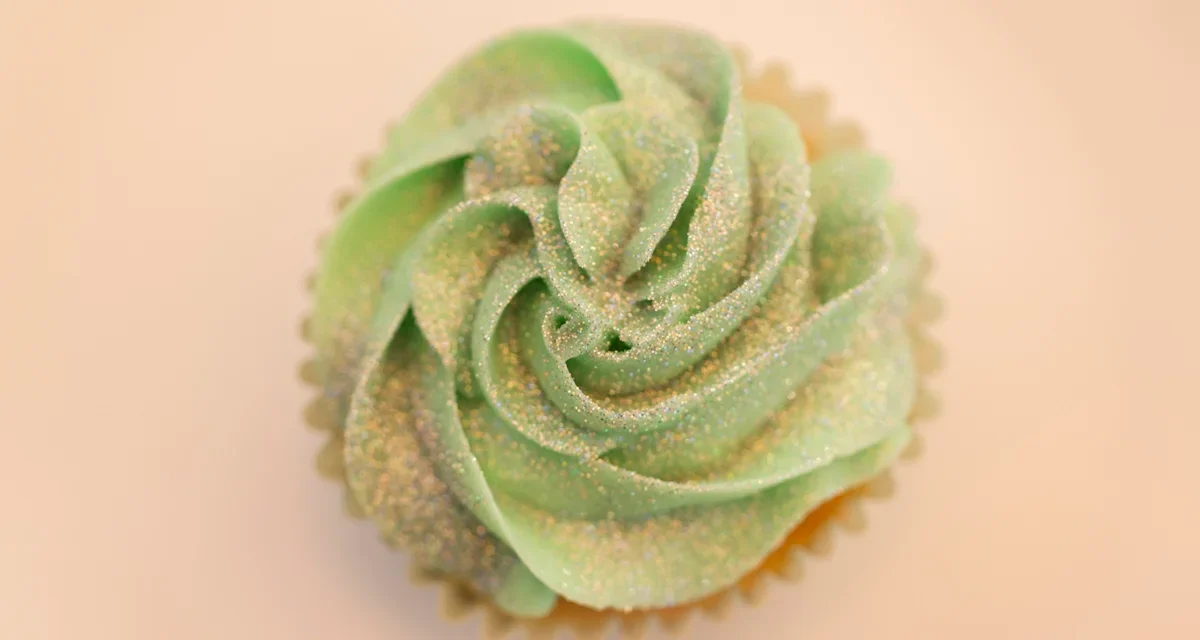 Anvisa alerta sobre riscos no uso de glitter em bolos e doces