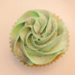 Anvisa alerta sobre riscos no uso de glitter em bolos e doces