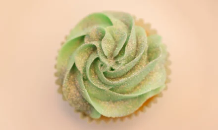 Anvisa alerta sobre riscos no uso de glitter em bolos e doces