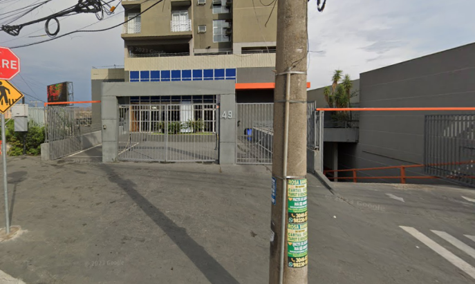 Em surto, mulher destrói hotel e mata animal de estimação