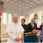 Papa recebe artesanato de Sabará  