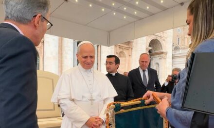 Papa recebe artesanato de Sabará  