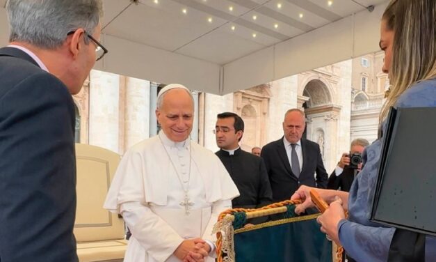 Papa recebe artesanato de Sabará  