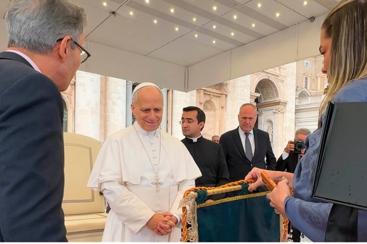 Papa recebe artesanato de Sabará  