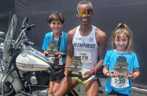 Pequenos Gigantes: irmãos Maite e Theo Santos brilham na corrida comemorativa do 63º Batalhão da Polícia Militar