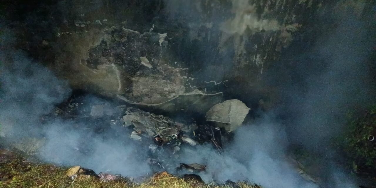 Fogo consome lixo acumulado nos fundos de uma residência no bairro Rosário