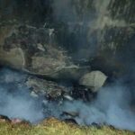 Fogo consome lixo acumulado nos fundos de uma residência no bairro Rosário