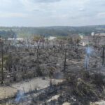 Corpo de Bombeiros combate fogo em área com entulho em Formiga