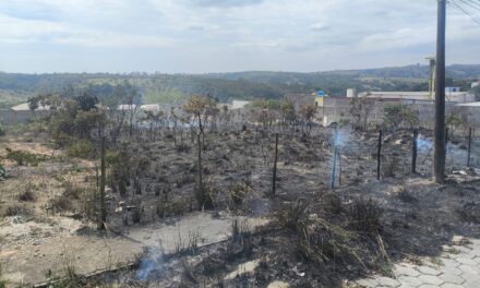Corpo de Bombeiros combate fogo em área com entulho em Formiga