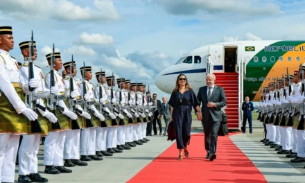 Lula chega à Malásia para cúpula da Asean e pode se reunir com Donald Trump no domingo