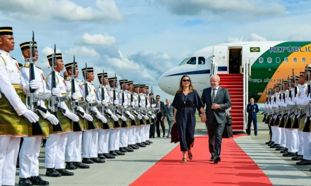 Lula chega à Malásia para cúpula da Asean e pode se reunir com Donald Trump no domingo