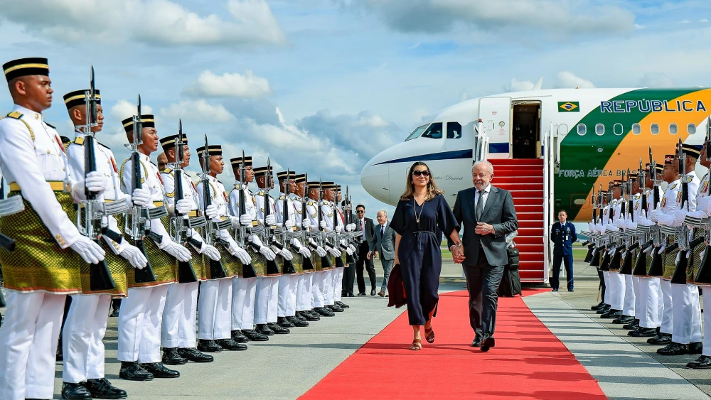 Lula chega à Malásia para cúpula da Asean e pode se reunir com Donald Trump no domingo