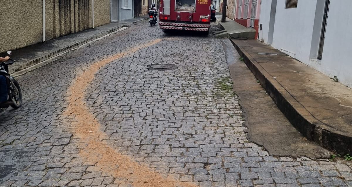 Bombeiros neutralizam risco de derrapagem na rua Dr. Teixeira Soares