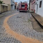 Bombeiros neutralizam risco de derrapagem na rua Dr. Teixeira Soares