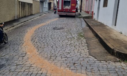 Bombeiros neutralizam risco de derrapagem na rua Dr. Teixeira Soares