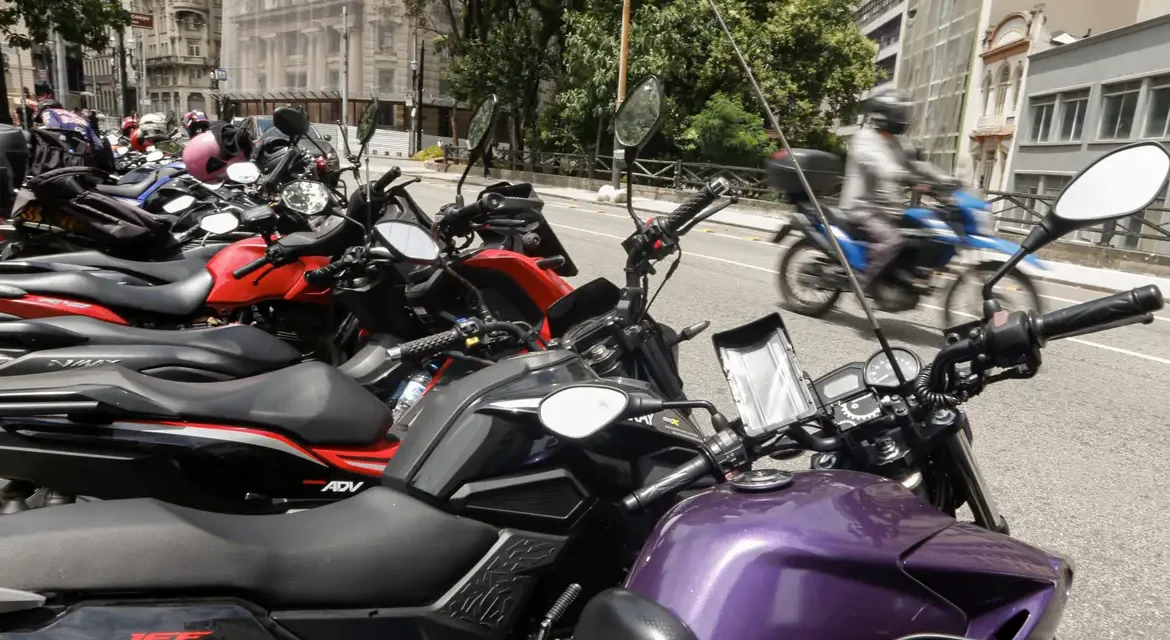 Trabalhadores por aplicativo ganham mais, mas enfrentam jornadas maiores e alta informalidade