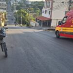 Motociclista cai após colidir com cabo de fibra óptica em avenida de Formiga