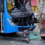 Pista escorregadia provoca colisão entre ônibus e caminhão em MG