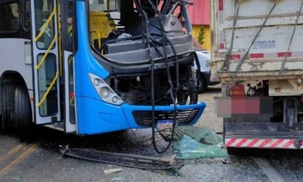 Pista escorregadia provoca colisão entre ônibus e caminhão em MG