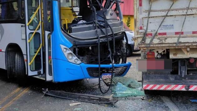 Pista escorregadia provoca colisão entre ônibus e caminhão em MG
