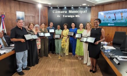 Câmara de Formiga entrega ‘’Comenda Educador Paulo Freire’’ a personalidades que se destacam na área da educação