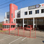 Bombeiros prestam atendimento à passageira de 83 anos em frente ao quartel, em Formiga
