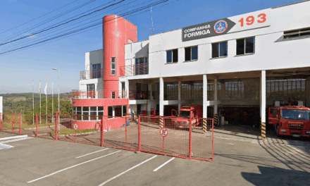 Bombeiros prestam atendimento à passageira de 83 anos em frente ao quartel, em Formiga