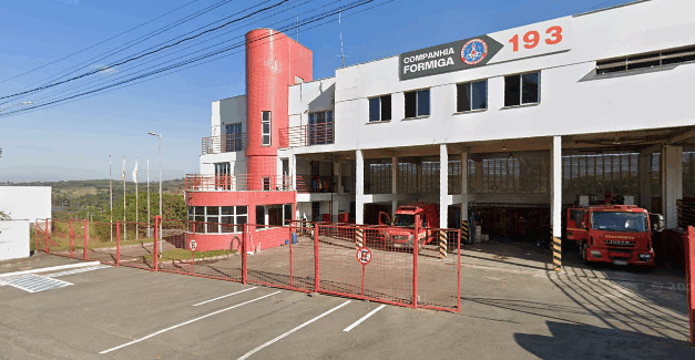 Bombeiros prestam atendimento à passageira de 83 anos em frente ao quartel, em Formiga