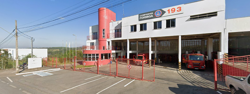 Bombeiros prestam atendimento à passageira de 83 anos em frente ao quartel, em Formiga