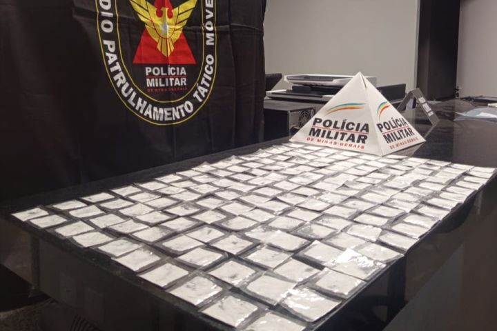 PM apreende 156 papelotes de cocaína após denúncia anônima em Formiga