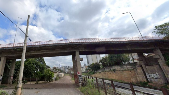Mulher é internada após ser empurrada de viaduto pelo companheiro em Divinópolis