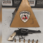 Motorista tenta escapar de blitz, mas é preso com arma de fogo em Divinópolis