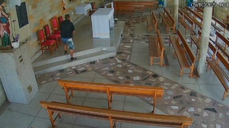 Homem tenta arrombar sacrário em igreja de Itaúna