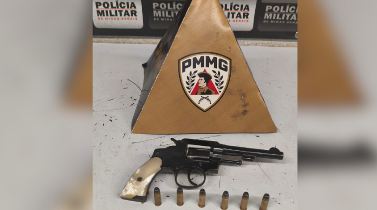 Motorista tenta escapar de blitz, mas é preso com arma de fogo em Divinópolis