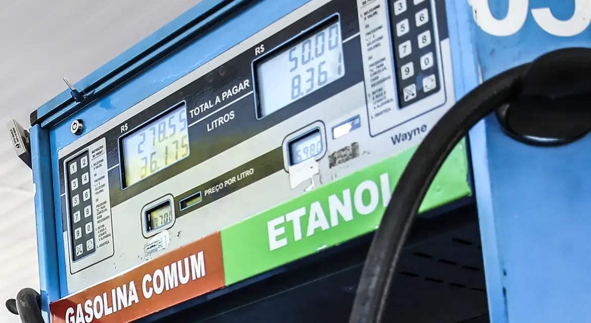 Petrobras anuncia nova redução no preço da gasolina; valor cai 4,9% a partir desta terça-feira