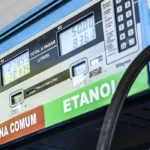 Petrobras anuncia nova redução no preço da gasolina; valor cai 4,9% a partir desta terça-feira
