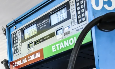 Petrobras anuncia nova redução no preço da gasolina; valor cai 4,9% a partir desta terça-feira