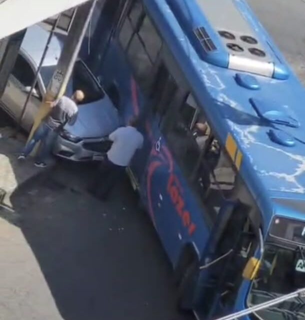 Câmera registra incidente entre lotação e carro na rua Doutor Teixeira Soares, em Formiga