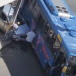Câmera registra incidente entre lotação e carro na rua Doutor Teixeira Soares, em Formiga