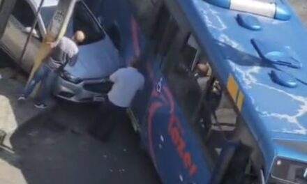 Câmera registra incidente entre lotação e carro na rua Doutor Teixeira Soares, em Formiga