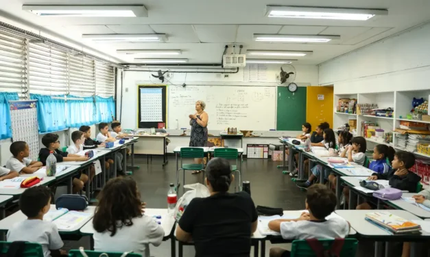 Professores podem pedir Carteira Nacional Docente a partir de amanhã (16)