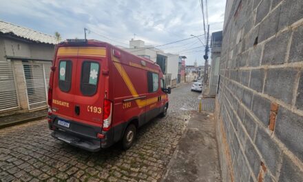 Bombeiros atendem ocorrência de queda de moto no bairro Sagrado Coração de Jesus, em Formiga